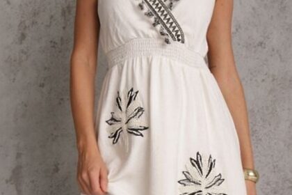 Rochie boho albă cu adaos de in, croială evazată, franjuri și volan Ocaline de la Renee