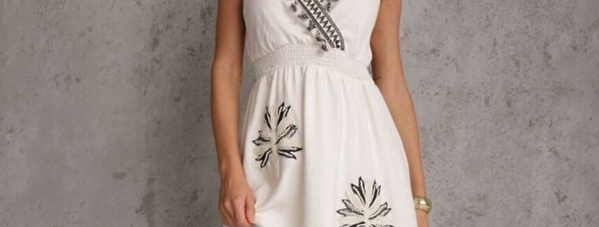 Rochie boho albă cu adaos de in, croială evazată, franjuri și volan Ocaline de la Renee