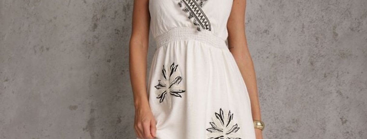 Rochie boho albă cu adaos de in, croială evazată, franjuri și volan Ocaline de la Renee