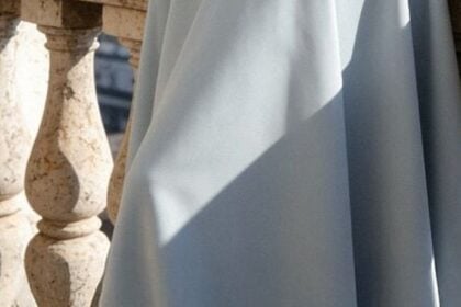 Rochie elegantă evazată albastră cu volane pe umeri Nessaza de la Renee