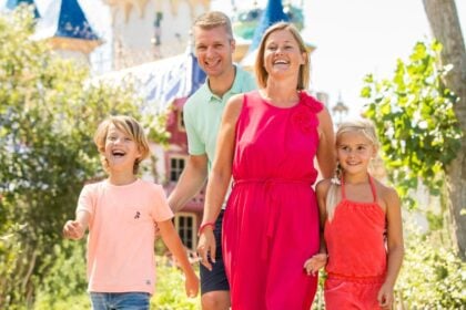 Famille aux portes de Plopsaland Belgium