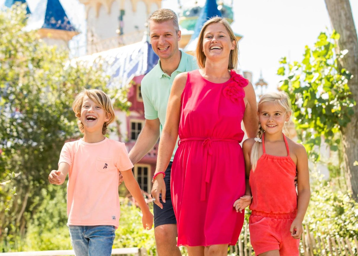 Famille aux portes de Plopsaland Belgium