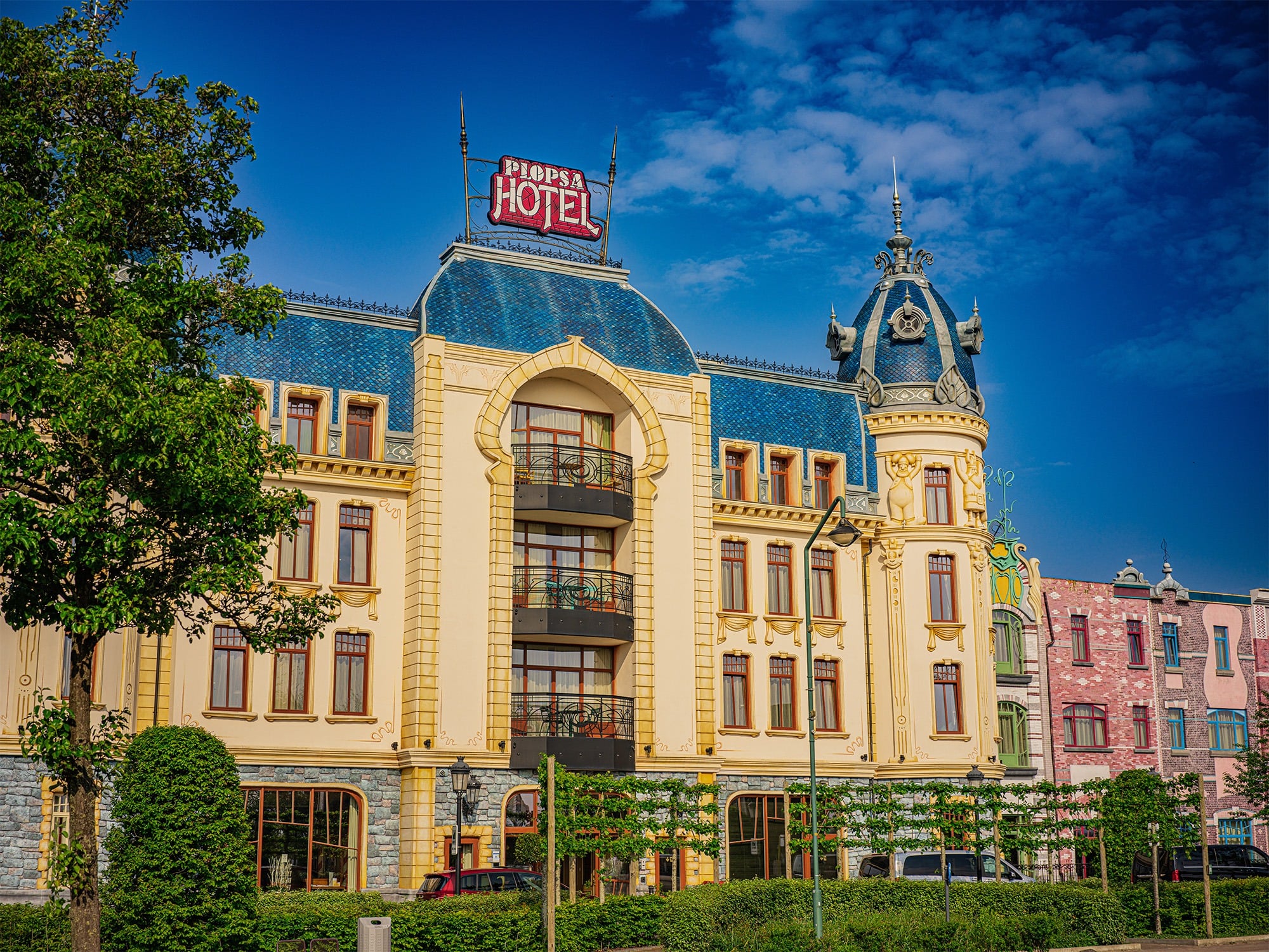 Façade du Plopsaland Theater Hotel en journée