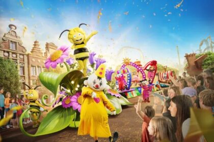 Parade familiale dans un parc Plopsa