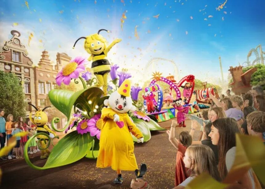Parade familiale dans un parc Plopsa