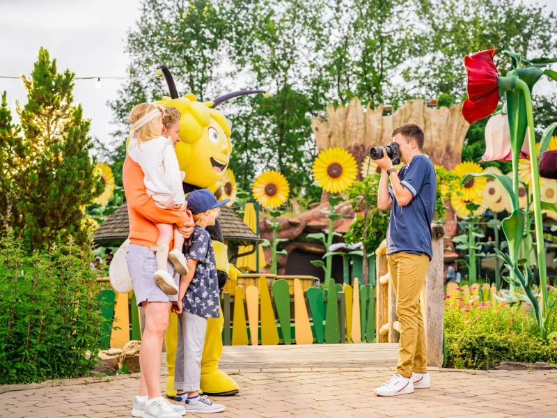 Famille photographiée avec un personnage Plopsa