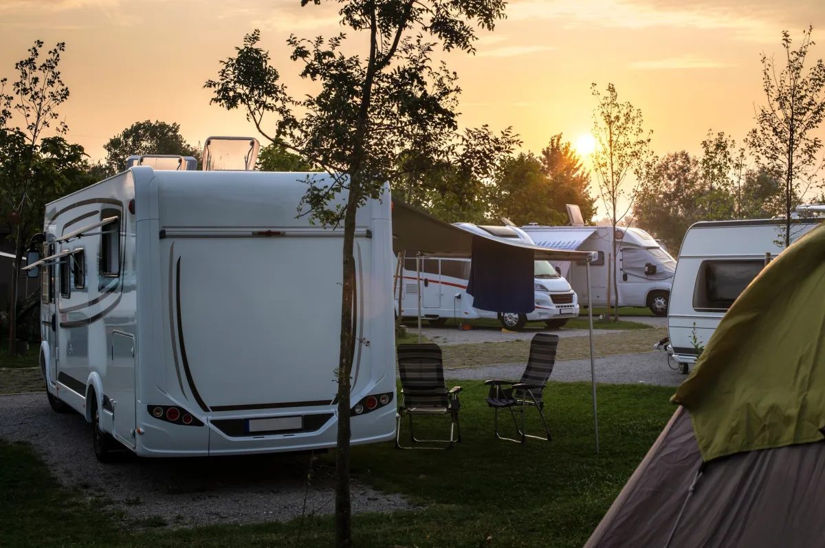 Emplacements pour camping-cars au Plopsaland Basecamp
